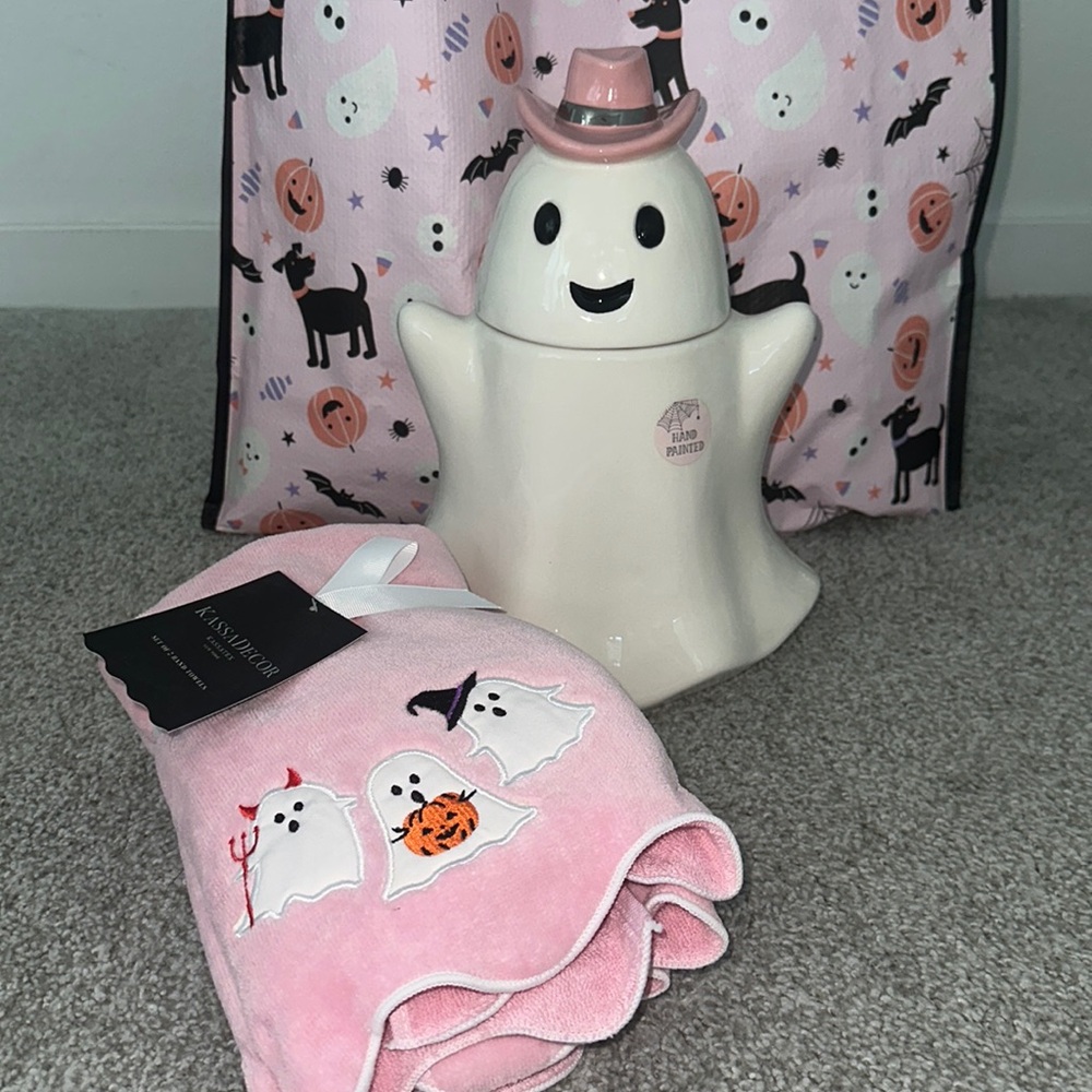 New 👻💖 bundle set of 2 hand towels and ghost cookie jar